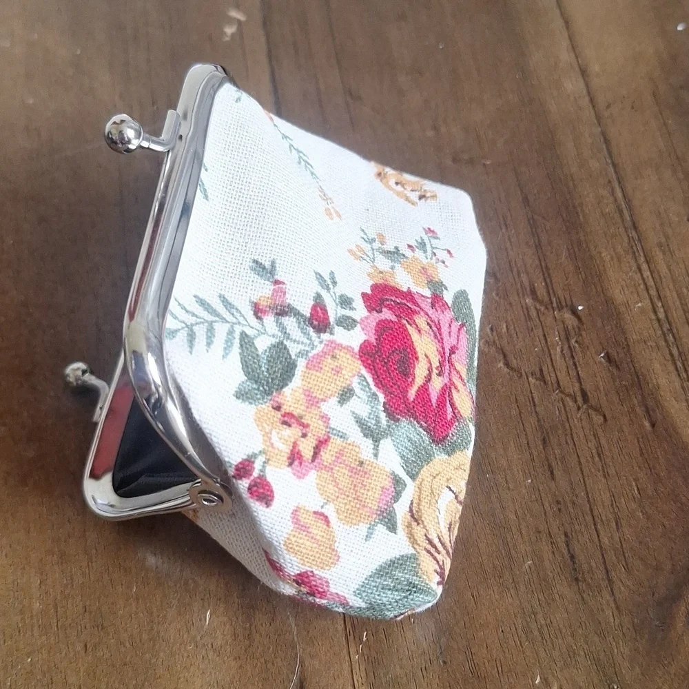 🎁Floral Canvas Coin Purse – Vintage Kiss Lock Style FREE with $40 Purchase